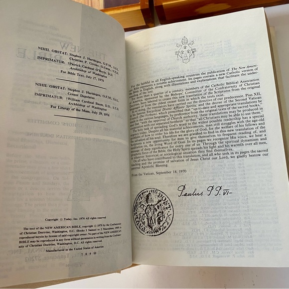 Vintage 1976 Catholic Illustrated Holy Bible Memorial Edition in Wood Cedar Box - Picture 8 of 11